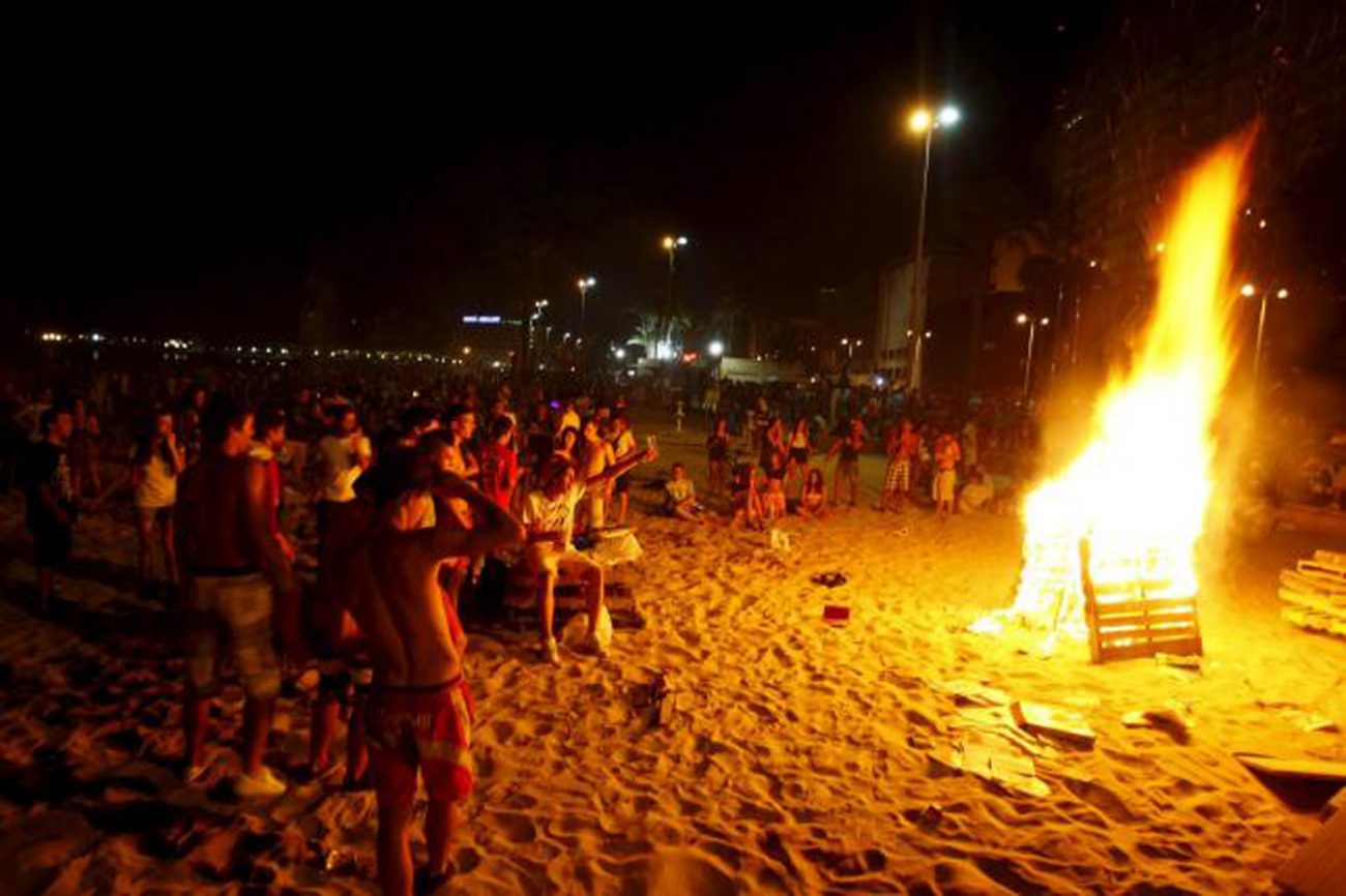 Fuego, playa y amigos en la de San Juan