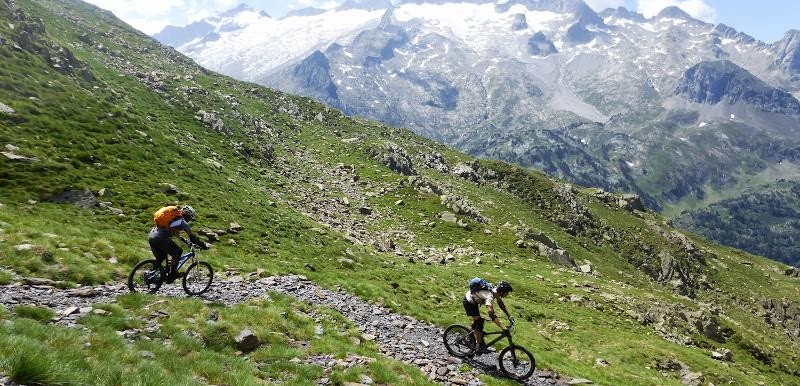Acompañado de tu bicicleta, podrás descubrir los mejores paisajes del Pirineo Aragonés. Imagen de BTT Puro Pirineo