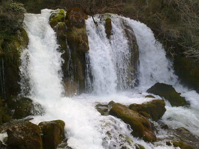 Fuentes y cascadas de agua potable crean un paisaje mágico en medio de la naturaleza