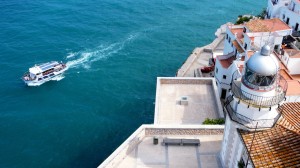 Vista del Faro de Peñíscola desde el Castillo. Esta imagen tiene Licencia CC en el Flickr de Toni Rodrigo.