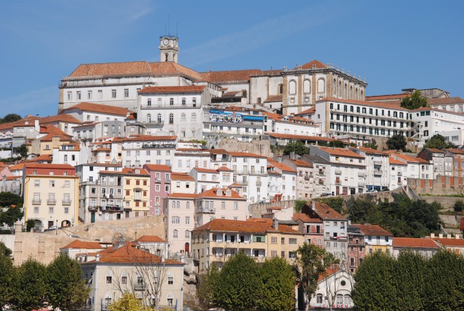 Coimbra y su universidad en lo alto. Esta imagen tiene Licencia CC en el Flickr de Leandro Neuffman