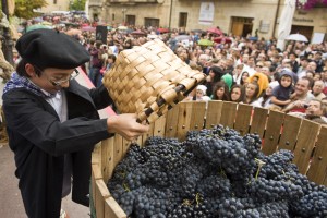 Grandes y pequeños disfrutan de las Fiestas de la Vendimia. Esta imagen tiene Licencia CC en el Flickr de Irekia