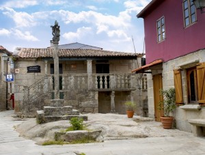 Cruceiro en la Plaza de San Roque.  Imagen de Concello de Poio