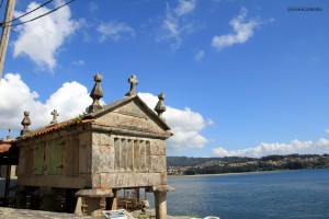 Horreo al lado de la Ría de Pontevedra. Esta imagen tiene Licencia CC en el Flickr de Graci Camiña