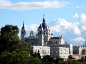 Catedral de La Almudena, en Madrid. Esta imagen tiene Licencia CC en el Flickr de Alberto Racatumba