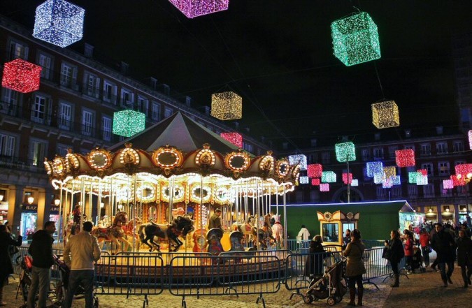 Ambiente navideño en la Plaza Mayor. Imagen de Viajar a Madrid