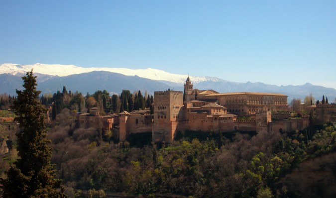 La Alhambra con Sierra Nevada de fondo. Esta imagen tiene Licencia CC en el Flickr de Toni Rodrigo