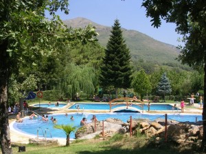 Los bungalows ofrecen la oportunidad de disfrutar espacios únicos en medio de la naturaleza Un ejemplo es la preciosa piscina en Bungalows La Vera