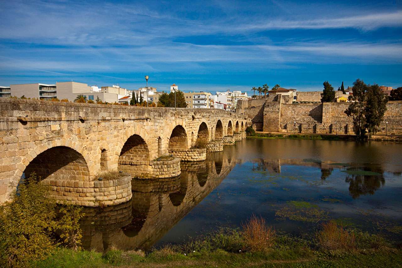 Древнейший в риме мост. Эстремадура Испания Римский мост. Римский мост в Мериде Испания. Мерида город в Испании. Алькантарский мост (Испания).