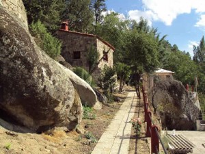 Después de una fantástica ruta por entornos de cuento, ¿qué mejor que descansar en un alojamiento con encanto?