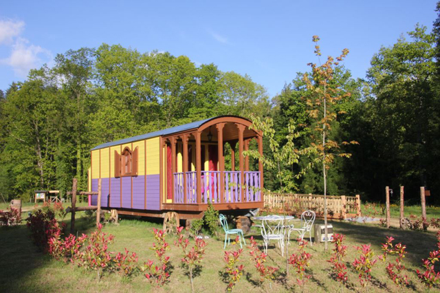 ¡Alegre y llena de color tu próxima escapada con Los Carros Cíngaros del País Vasco!