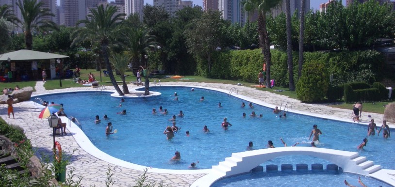 La maravillosa piscina de los Bungalows Villasol.