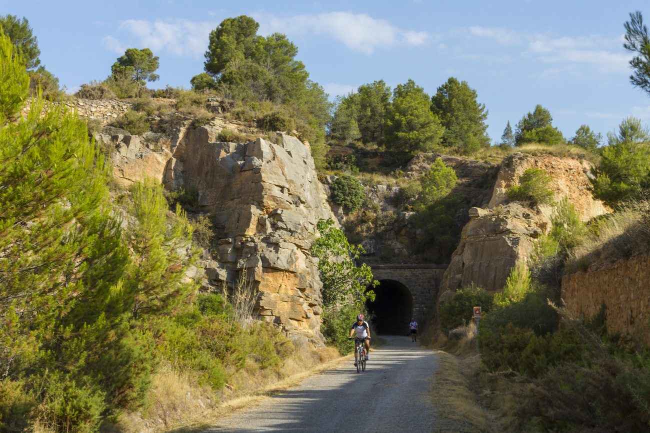 Vía Verde de los Ojos Negros, ¡el recorrido más largo en España!