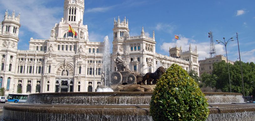 ¡La Plaza de Cibeles es magnífica la mires por donde la mires!