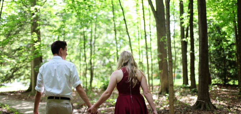 Pareja en bosque de la mano País Vasco Navarra