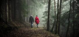 Pareja campo naturaleza romántico