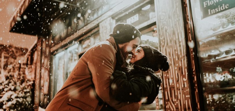 pareja nieve invierno escapada