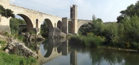 besalu cataluña rural pueblo encanto rio puente