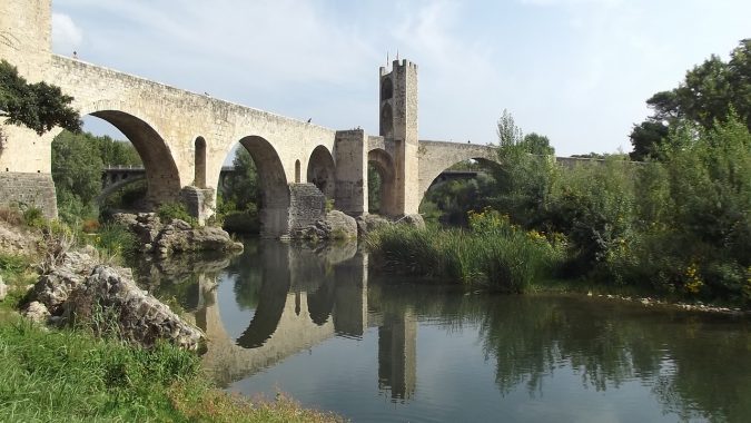 besalu-cataluna-pueblo-encanto-rural-puente-naturaleza