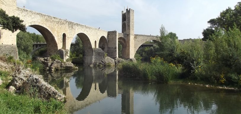 besalu cataluña rural pueblo encanto rio puente