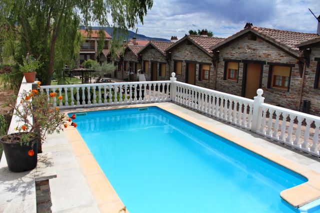 posada granadilla caceres extremadura piscina agua montaña